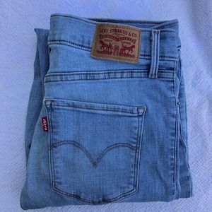 Light wash Levi’s 311 skinny jeans